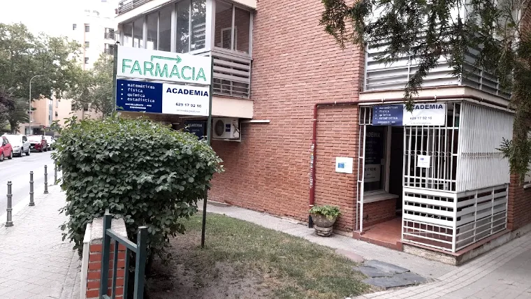 Esquina de la calle Galera con los carteles de la academia y la farmacia