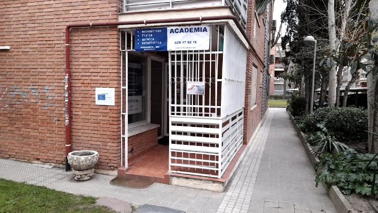 Entrada de Academia Ecu, con su cartel azul, en un edificio de ladrillo